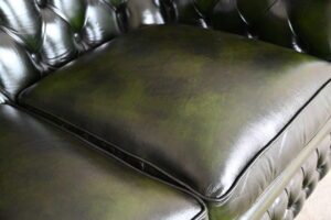 Een traditionele 2-zits Chesterfield bank met stevige rug en medium zitcomfort. Grondig nagezien en voorzien van een vernieuwde kussentoppen en biezen.