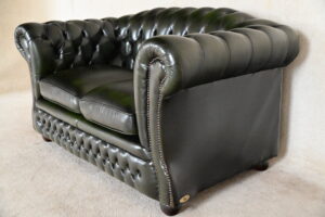 Een traditionele 2-zits Chesterfield bank met stevige rug en medium zitcomfort. Grondig nagezien en voorzien van een vernieuwde kussentoppen en biezen.