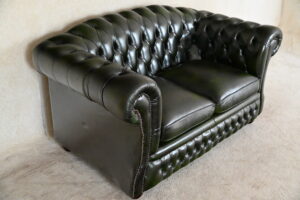 Een traditionele 2-zits Chesterfield bank met stevige rug en medium zitcomfort. Grondig nagezien en voorzien van een vernieuwde kussentoppen en biezen.