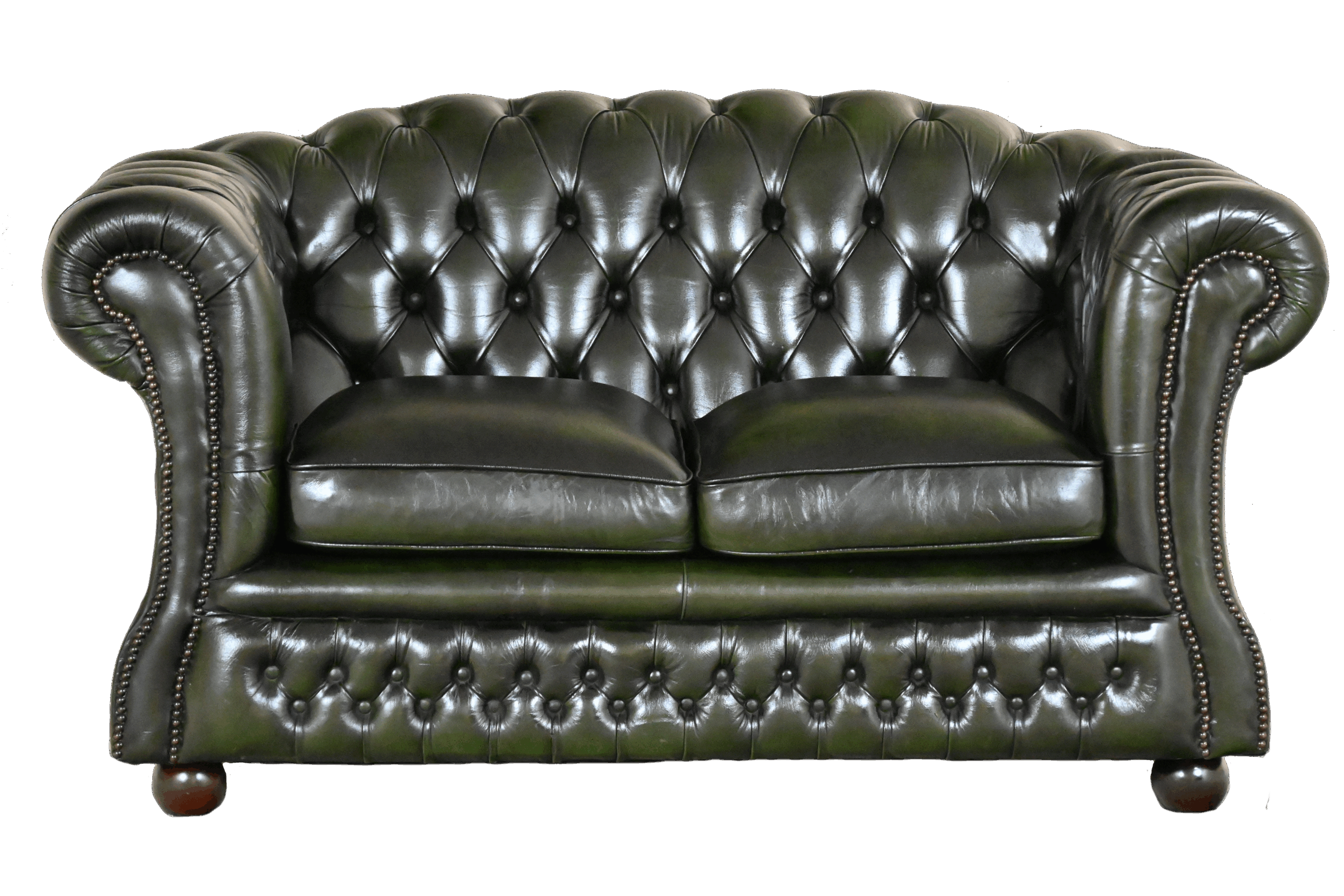 Een traditionele 2-zits Chesterfield bank met stevige rug en medium zitcomfort. Grondig nagezien en voorzien van een vernieuwde kussentoppen en biezen.