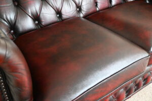 Stijlvolle gebruikte Chesterfield 2-zits bank met comfort en garantie. Duurzame keuze, deels vernieuwd. Direct leverbaar zoals op de foto.