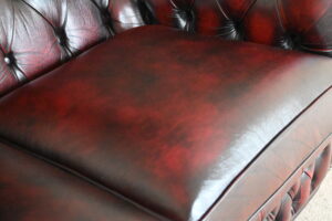 Stijlvolle gebruikte Chesterfield 2-zits bank met comfort en garantie. Duurzame keuze, deels vernieuwd. Direct leverbaar zoals op de foto.