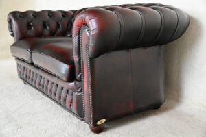 Stijlvolle gebruikte Chesterfield 2-zits bank met comfort en garantie. Duurzame keuze, deels vernieuwd. Direct leverbaar zoals op de foto.