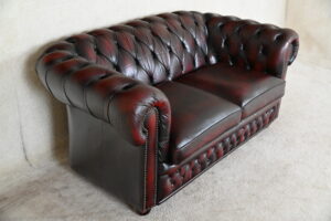 Stijlvolle gebruikte Chesterfield 2-zits bank met comfort en garantie. Duurzame keuze, deels vernieuwd. Direct leverbaar zoals op de foto.