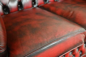 Perfect zittende 2-zits Chesterfield bank in zeer goede staat. Zacht zitcomfort en vernieuwde kussens. Duurzaam, stijlvol en direct leverbaar.