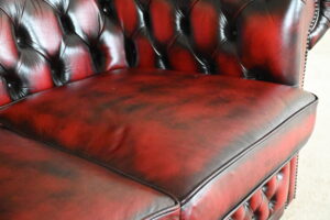Perfect zittende 2-zits Chesterfield bank in zeer goede staat. Zacht zitcomfort en vernieuwde kussens. Duurzaam, stijlvol en direct leverbaar.
