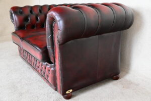 Perfect zittende 2-zits Chesterfield bank in zeer goede staat. Zacht zitcomfort en vernieuwde kussens. Duurzaam, stijlvol en direct leverbaar.