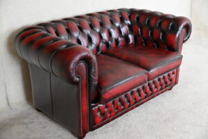 Perfect zittende 2-zits Chesterfield bank in zeer goede staat. Zacht zitcomfort en vernieuwde kussens. Duurzaam, stijlvol en direct leverbaar.