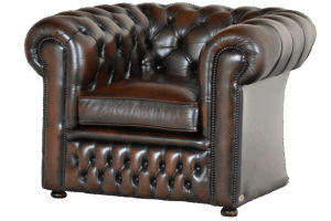 Stijlvolle traditionele bruine Chesterfield Lowback-chair met stevige rug en medium zit. Topoccasion met garantie. Duurzaam en circulair alternatief.
