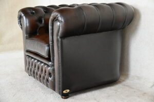 Stijlvolle traditionele bruine Chesterfield Lowback-chair met stevige rug en medium zit. Topoccasion met garantie. Duurzaam en circulair alternatief.