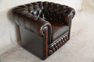 Stijlvolle traditionele bruine Chesterfield Lowback-chair met stevige rug en medium zit. Topoccasion met garantie. Duurzaam en circulair alternatief.