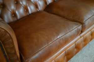 2½-zits Full Size Chesterfield Ambassador de Luxe. Medium rugleuning en medium zitkussens. Zeer goede conditie. Geleverd zoals op de foto. Circulair.