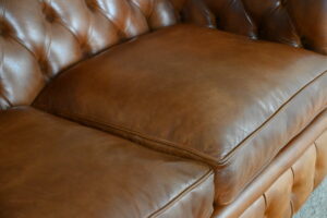 2½-zits Full Size Chesterfield Ambassador de Luxe. Medium rugleuning en medium zitkussens. Zeer goede conditie. Geleverd zoals op de foto. Circulair.