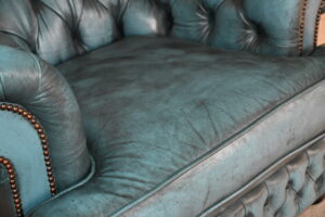 Ontdek de royale gebruikte Chesterfield Lowbackchair Majestic. Zacht zitcomfort, geleefd karakter en in uitstekende staat. Stijlvol in je interieur.