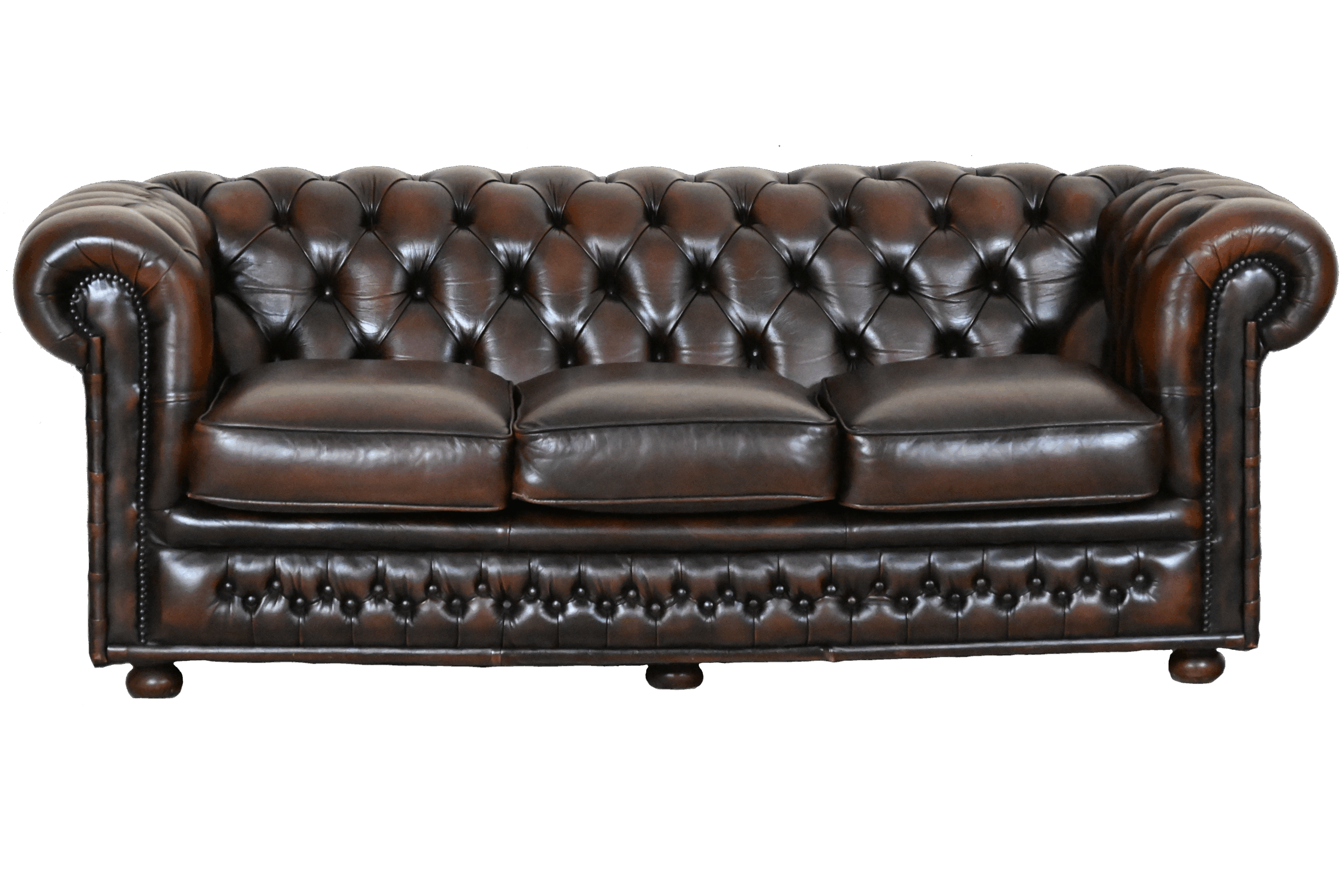 Ontdek deze Full-Size Chesterfield bank in klassiek bruin. Stevige rug, zachte zitkussens en grondig nagezien in eigen werkplaats. Met garantie.