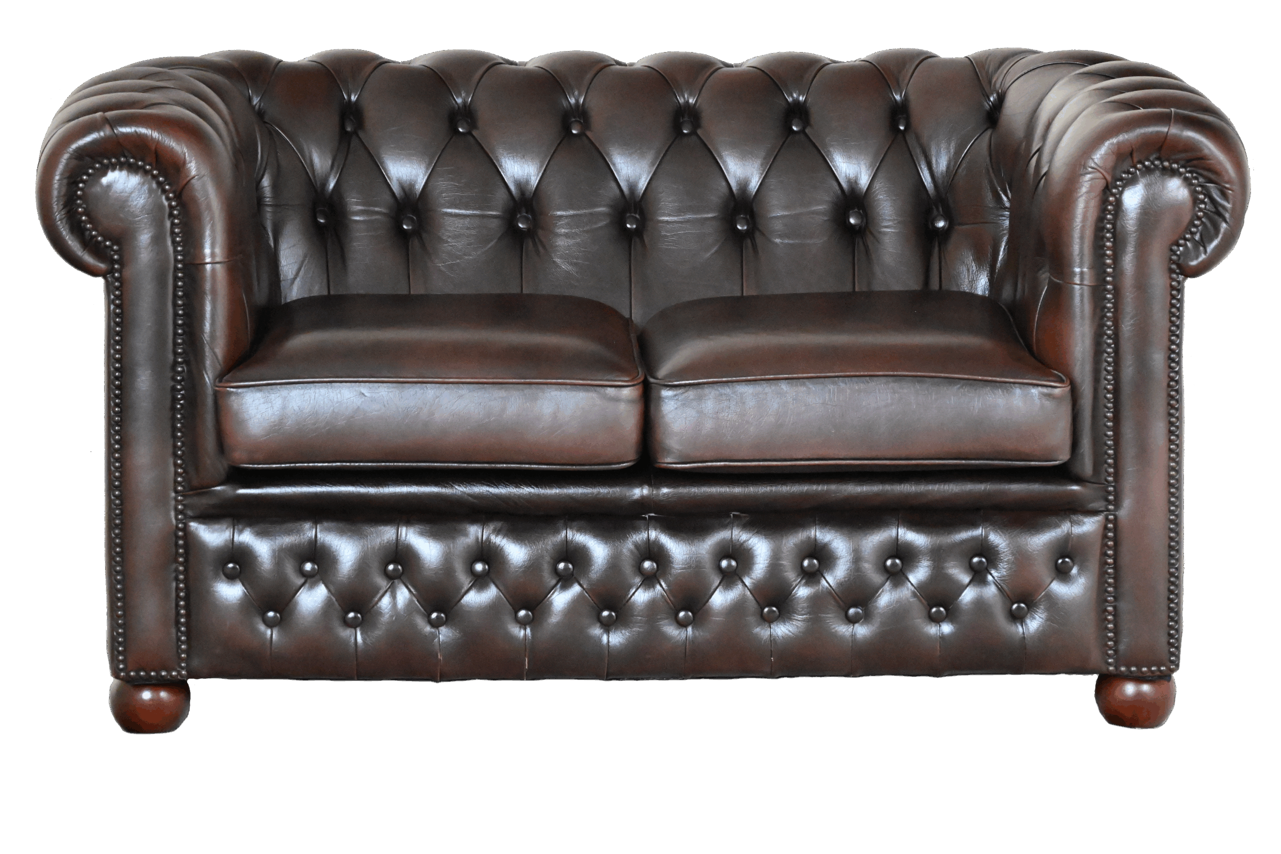 Deze compacte Chesterfield 2-zitsbank van 140 cm breed is ideaal voor kleinere ruimtes. Stevig zitcomfort, in uitstekende staat en geleverd met garantie.