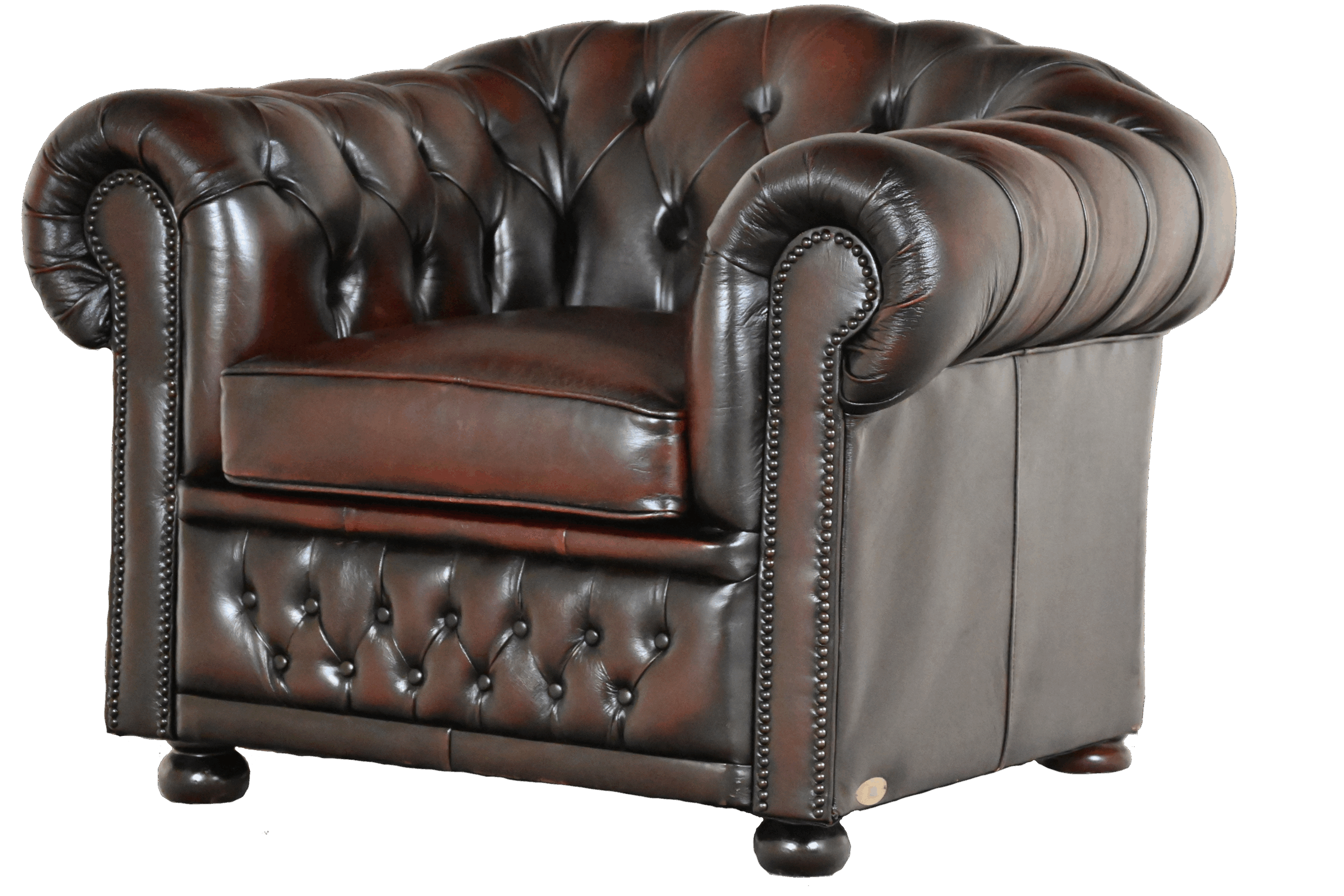 De Chesterfield lowbackchair Kendal heeft een klassieke uitstraling en zit heerlijk door de medium geveerde rug en het medium hardheid van het zitkussen. De stoel laat wat gebruikssporen zien, maar is technisch in prima staat en wordt geleverd met garantie. Daarmee haal je een charmant meubel in huis dat niet alleen sfeer toevoegt, maar ook een duurzame en verantwoorde keuze is.