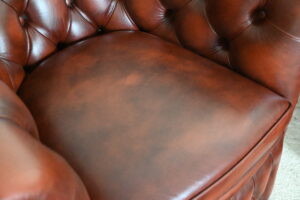 Byron Chesterfield clubfauteuil met premium leren bekleding en stevige zit. Bespaar meer dan de helft op de nieuwprijs. Bij Delta Chesterfield in Epse