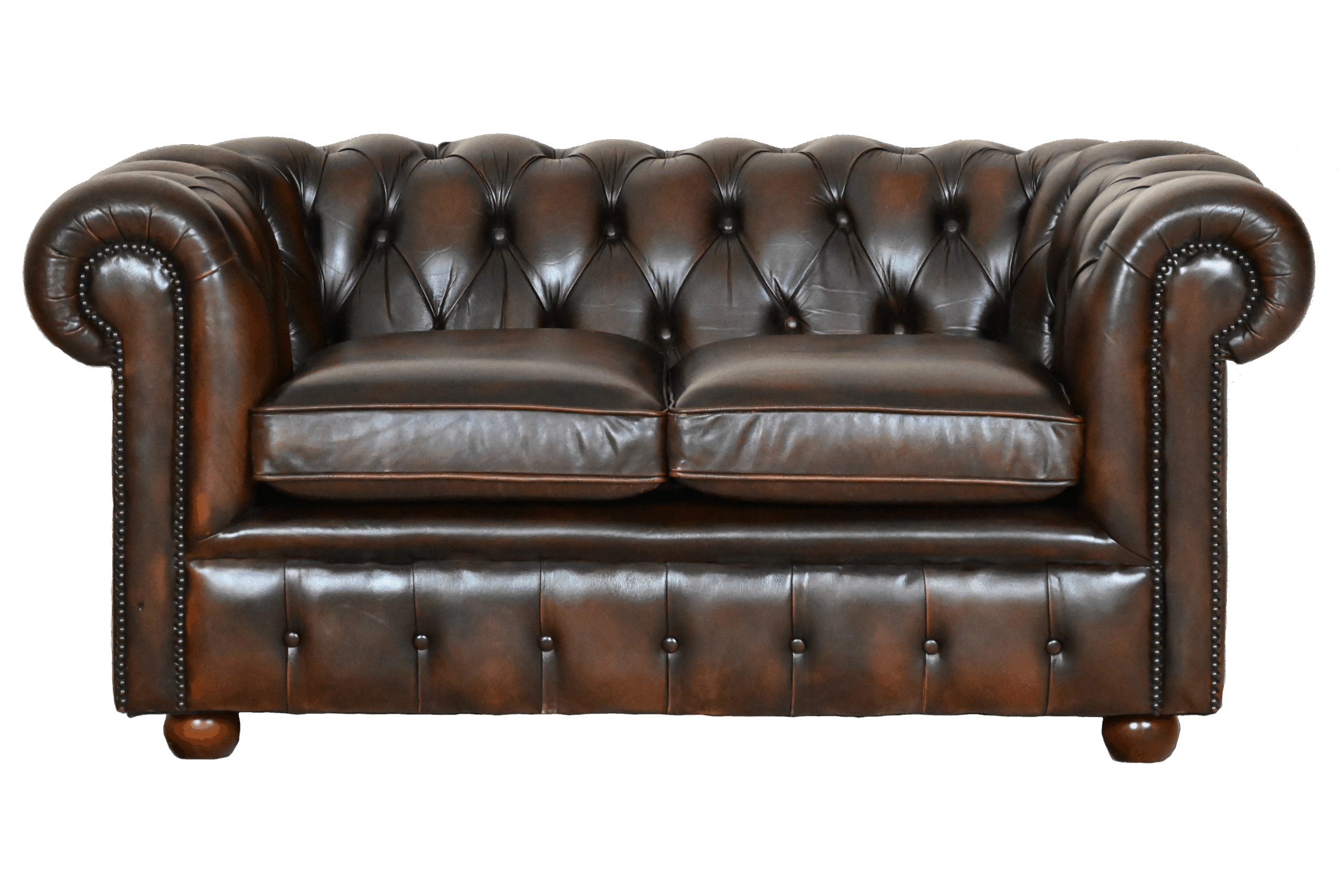 Prachtige 2-zits Chesterfield bank met stevige rug en zachte zitkussens. Armen met gebruikerssporen, kussens vernieuwd. In goede staat met garantie.