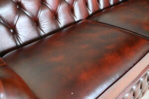 Ontdek deze 3+2-zits Chesterfield Hampshire Full-Size set met medium rug en stevige zitkussens. Circulair, in prima staat en geleverd met garantie.