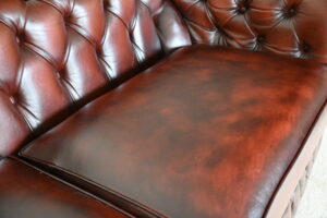 Ontdek deze 3+2-zits Chesterfield Hampshire Full-Size set met medium rug en stevige zitkussens. Circulair, in prima staat en geleverd met garantie.