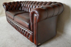 Ontdek deze 3+2-zits Chesterfield Hampshire Full-Size set met medium rug en stevige zitkussens. Circulair, in prima staat en geleverd met garantie.