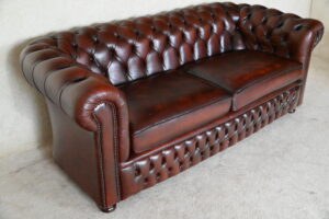 Ontdek deze 3+2-zits Chesterfield Hampshire Full-Size set met medium rug en stevige zitkussens. Circulair, in prima staat en geleverd met garantie.