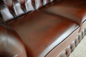 Ontdek deze 3+2-zits Chesterfield Hampshire Full-Size set met medium rug en stevige zitkussens. Circulair, in prima staat en geleverd met garantie.