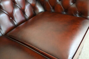 Ontdek deze 3+2-zits Chesterfield Hampshire Full-Size set met medium rug en stevige zitkussens. Circulair, in prima staat en geleverd met garantie.