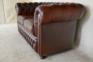 Ontdek deze 3+2-zits Chesterfield Hampshire Full-Size set met medium rug en stevige zitkussens. Circulair, in prima staat en geleverd met garantie.