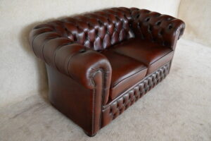 Ontdek deze 3+2-zits Chesterfield Hampshire Full-Size set met medium rug en stevige zitkussens. Circulair, in prima staat en geleverd met garantie.