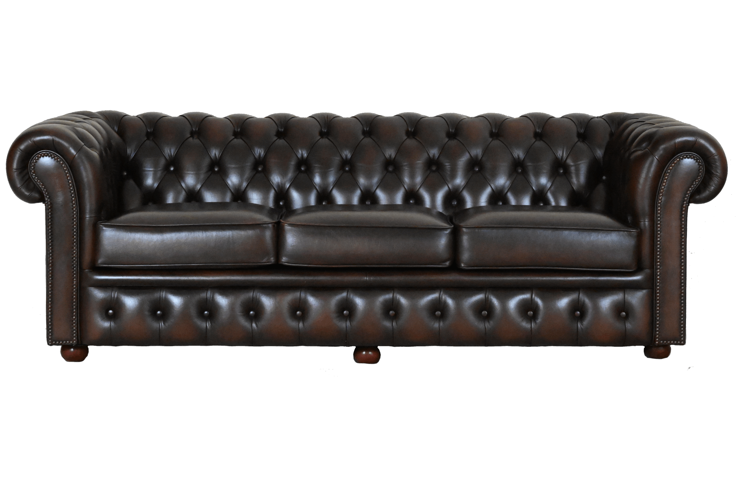 Royale 3½-zits Chesterfield Sandhurst in voortreffelijke staat. Medium rug, stevige/medium kussens. Nieuw €4105, nu €2195. Inclusief garantie. Vanaf woensdag in Akkrum