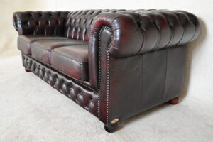 Robuuste Full Size Chesterfield met prettig medium zitcomfort. Gebruikt, circulair en vakkundig nagezien. Geleverd zoals op de foto, inclusief garantie.