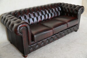Robuuste Full Size Chesterfield met prettig medium zitcomfort. Gebruikt, circulair en vakkundig nagezien. Geleverd zoals op de foto, inclusief garantie.