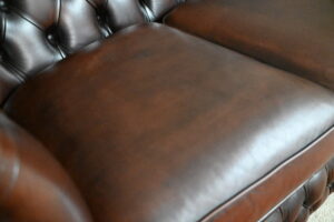 Ontdek de Vintage Chesterfield Blenheim 3-zits: een stevige, gebruikte bank met karaktervolle uitstraling. Geleverd zoals op de foto. Geen garantie.