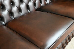Ontdek de Vintage Chesterfield Blenheim 3-zits: een stevige, gebruikte bank met karaktervolle uitstraling. Geleverd zoals op de foto. Geen garantie.