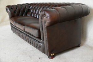 Ontdek de Vintage Chesterfield Blenheim 3-zits: een stevige, gebruikte bank met karaktervolle uitstraling. Geleverd zoals op de foto. Geen garantie.