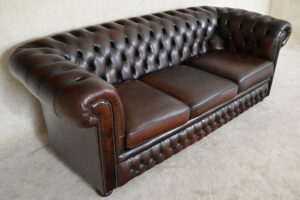 Ontdek de Vintage Chesterfield Blenheim 3-zits: een stevige, gebruikte bank met karaktervolle uitstraling. Geleverd zoals op de foto. Geen garantie.