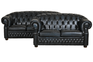 Elegante Chesterfield set model Windsor met zachte rug en medium zitcomfort. Voorzien van vernieuwde kussens. Duurzaam, circulair en geleverd met garantie.