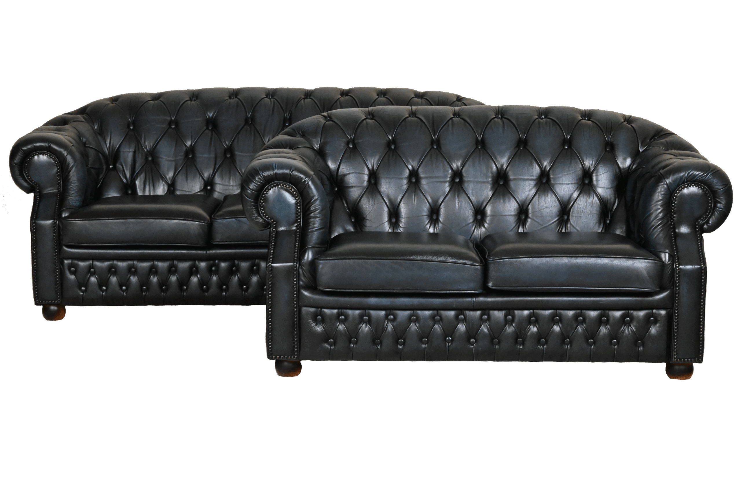 Elegante Chesterfield set model Windsor met zachte rug en medium zitcomfort. Voorzien van vernieuwde kussens. Duurzaam, circulair en geleverd met garantie.