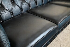 Elegante Chesterfield set model Windsor met zachte rug en medium zitcomfort. Voorzien van vernieuwde kussens. Duurzaam, circulair en geleverd met garantie.