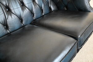 Elegante Chesterfield set model Windsor met zachte rug en medium zitcomfort. Voorzien van vernieuwde kussens. Duurzaam, circulair en geleverd met garantie.