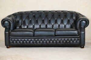 Elegante Chesterfield set model Windsor met zachte rug en medium zitcomfort. Voorzien van vernieuwde kussens. Duurzaam, circulair en geleverd met garantie.