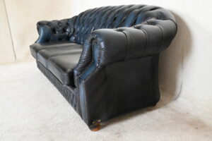 Elegante Chesterfield set model Windsor met zachte rug en medium zitcomfort. Voorzien van vernieuwde kussens. Duurzaam, circulair en geleverd met garantie.