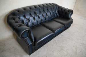 Elegante Chesterfield set model Windsor met zachte rug en medium zitcomfort. Voorzien van vernieuwde kussens. Duurzaam, circulair en geleverd met garantie.