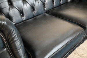 Elegante Chesterfield set model Windsor met zachte rug en medium zitcomfort. Voorzien van vernieuwde kussens. Duurzaam, circulair en geleverd met garantie.