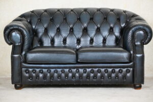 Elegante Chesterfield set model Windsor met zachte rug en medium zitcomfort. Voorzien van vernieuwde kussens. Duurzaam, circulair en geleverd met garantie.