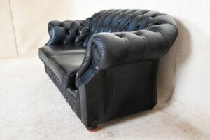 Elegante Chesterfield set model Windsor met zachte rug en medium zitcomfort. Voorzien van vernieuwde kussens. Duurzaam, circulair en geleverd met garantie.