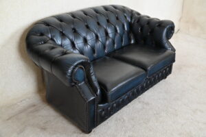 Elegante Chesterfield set model Windsor met zachte rug en medium zitcomfort. Voorzien van vernieuwde kussens. Duurzaam, circulair en geleverd met garantie.