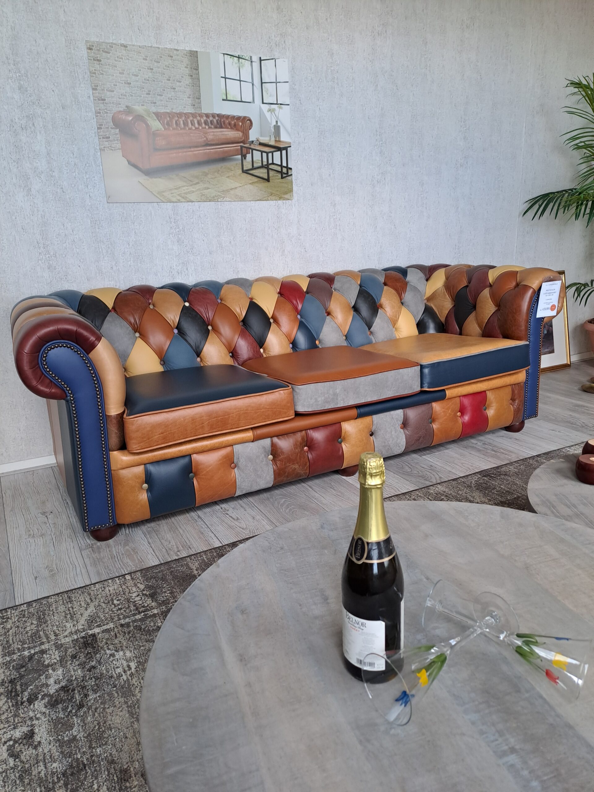 Sandhurst Multicolour Chesterfield 3-zits vakmanschap met een speelse twist. Comfortabele zit, hoogwaardige afwerking en unieke kleuren. Direct leverbaar